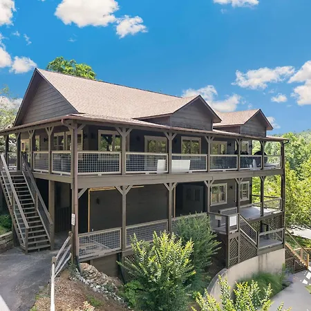 Er79 - Robyn'S Nest - Great Location, Close To All The Action! Cabin